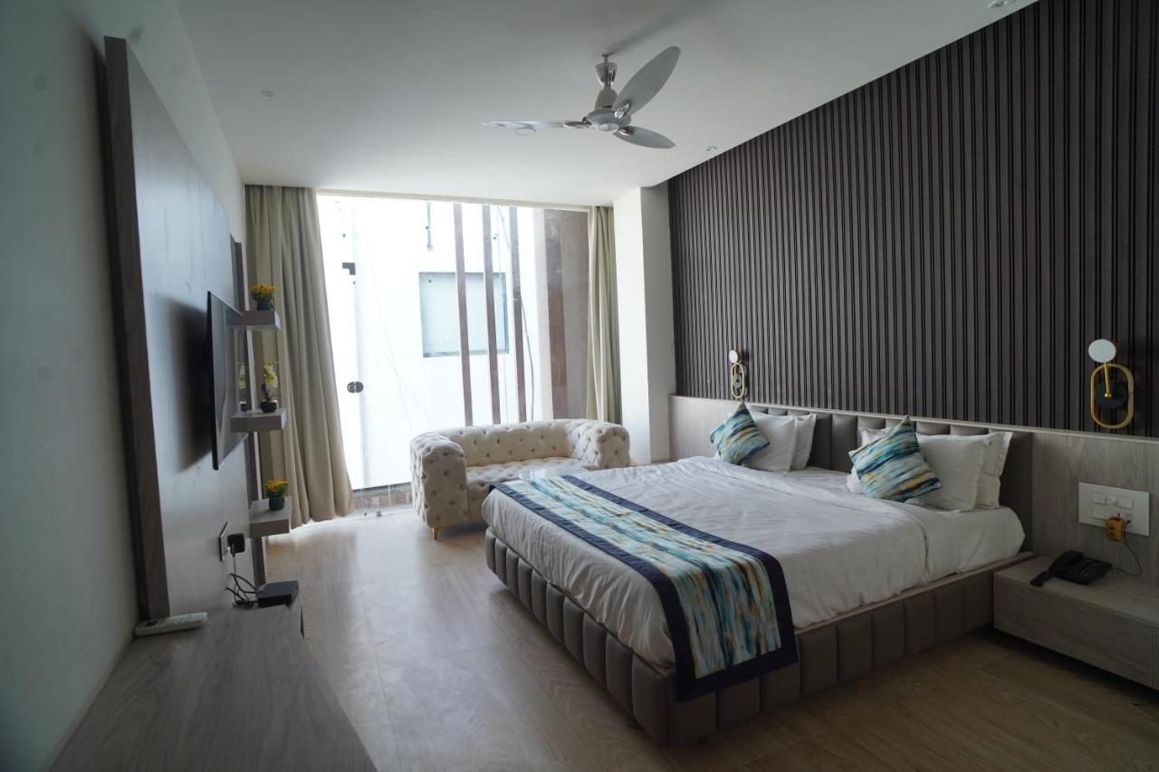 Familia Hotel And Banquets 勒克瑙 外观 照片
