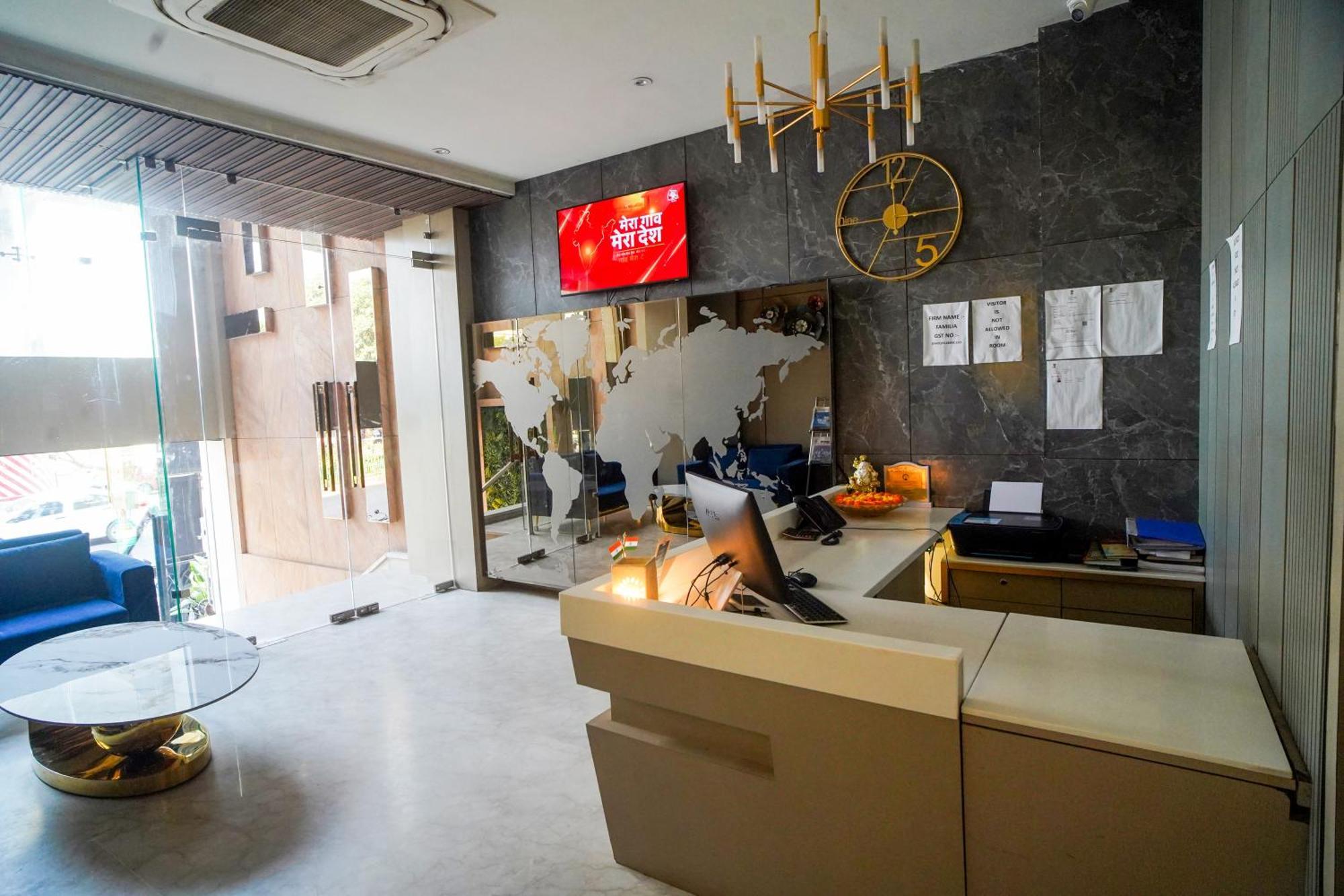 Familia Hotel And Banquets 勒克瑙 外观 照片