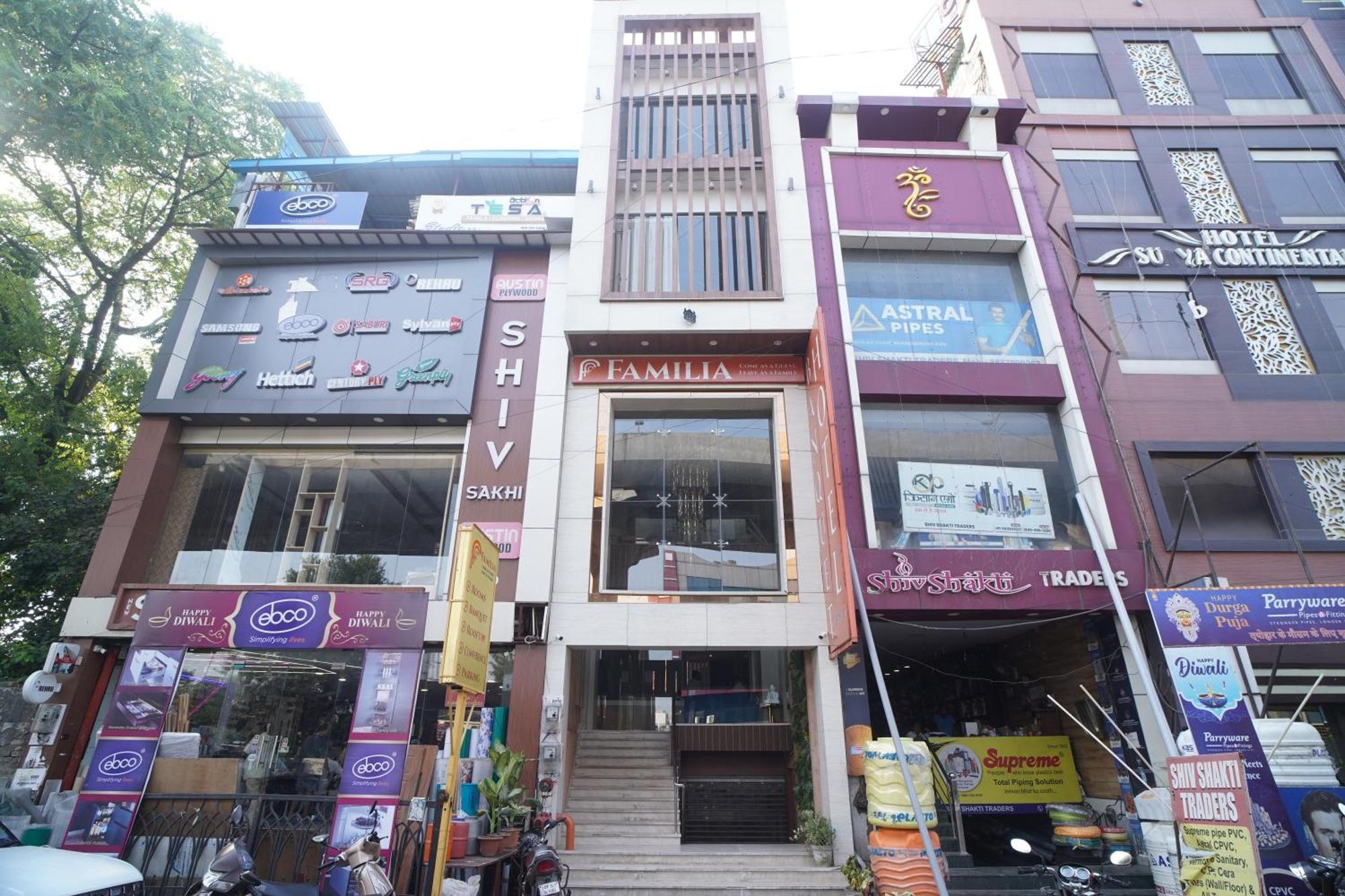 Familia Hotel And Banquets 勒克瑙 外观 照片